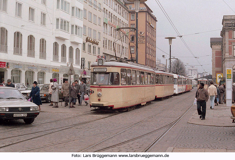 Die Straßenbahn in Bremen an der Haltestelle Hauptbahnhof