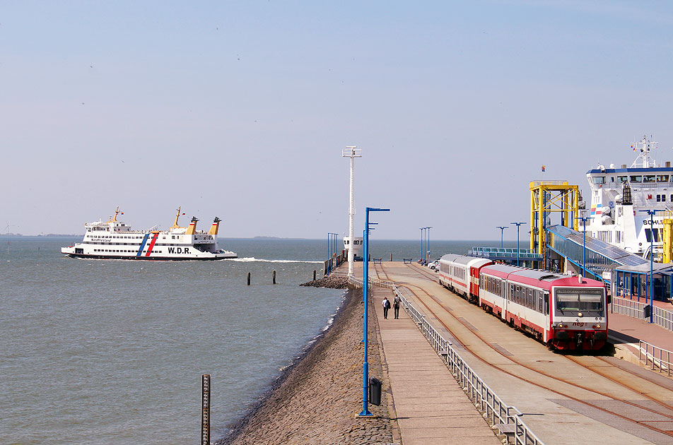 Dagebüll Mole mit dem WDR Schiff Nordfriesland und einem Zug der NEG mit Kurswagen