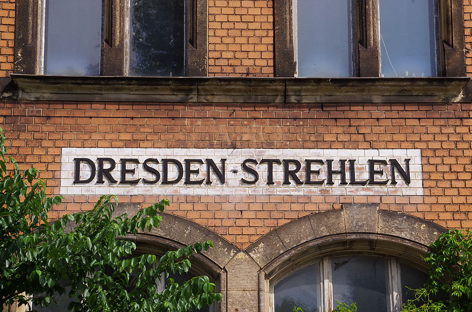Bahnhofsschild Bahnhof Dresden-Strehlen