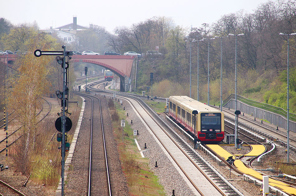 Eine S-Bahn der Baureihe 484 im Bahnhof Hermannstraße in Berlin