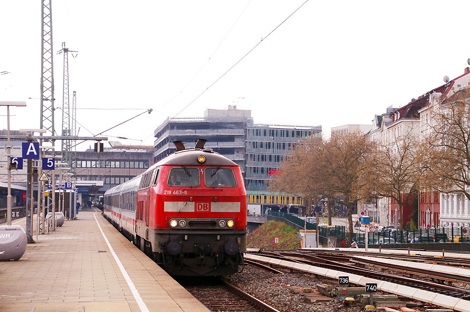 Die 218 463-8 mit einem IC nach Westerland im Bahnhof Hamburg-Altona