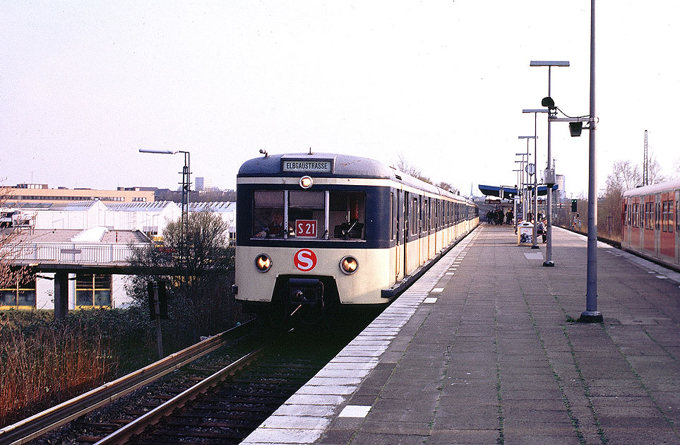 Ein Triebwagen der Baureihe 471 im Bahnhof Diebsteich der Hamburger S-Bahn
