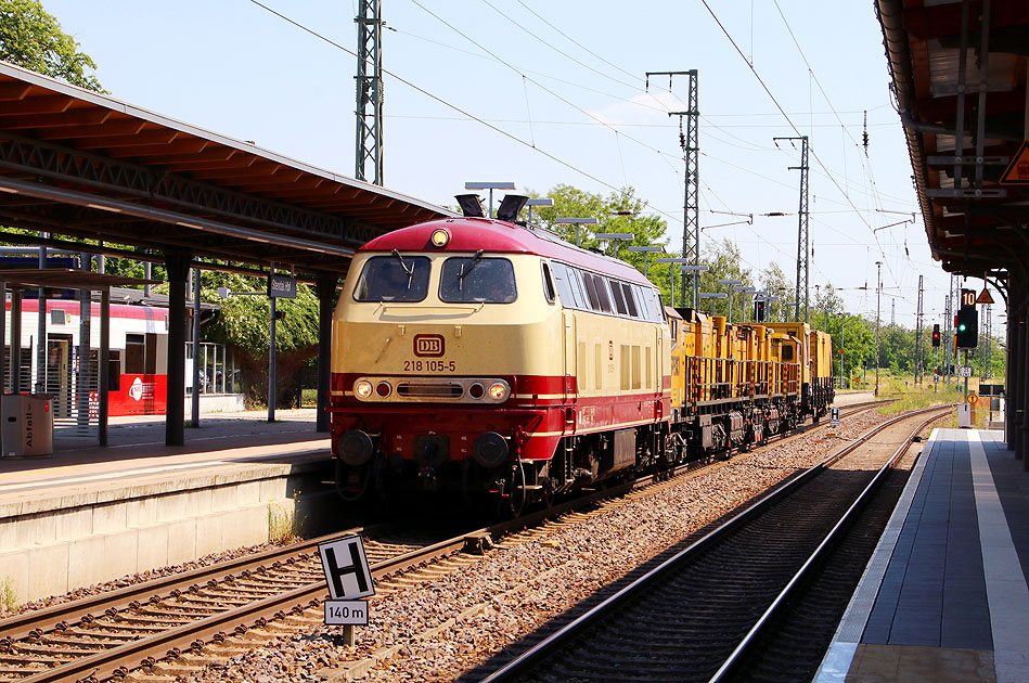 Die 218 105-5 von Nesa mit einem Bauzug im Bahnhof Stendal