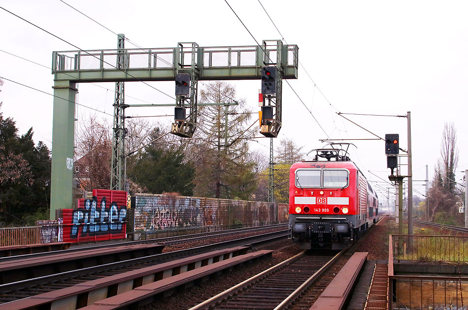 Die 143 909 bei der S-Bahn in Dresden am Haltepunkt Strehllen