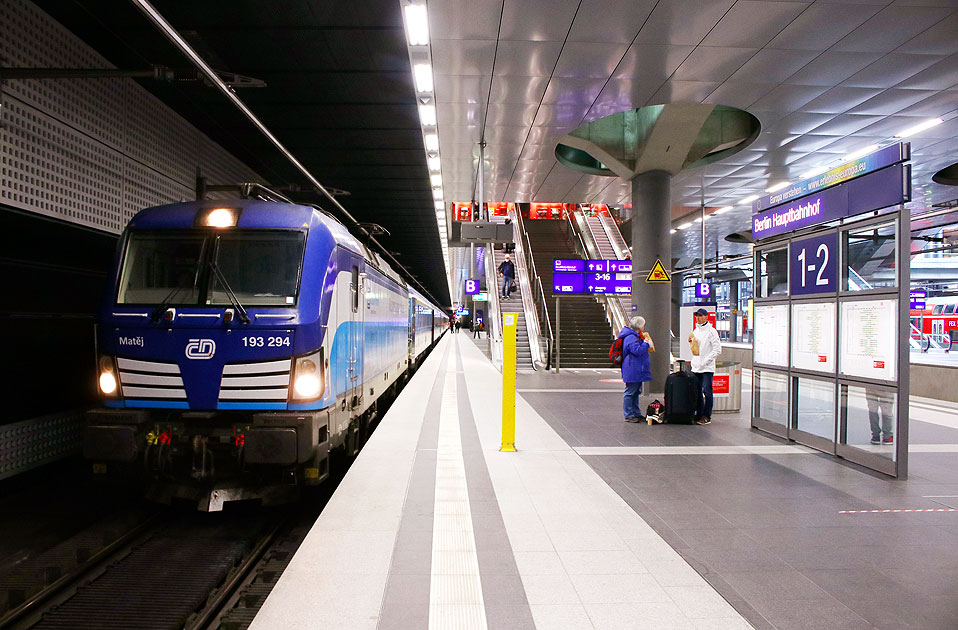 Eine CD Vectron Lok in Berlin Hbf