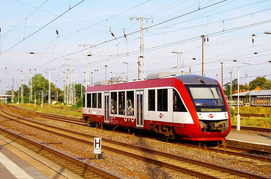 Ein Hans Triebwagen vom Typ Lint 27 im Bahnhof Stendal als RB nach Tangermünde