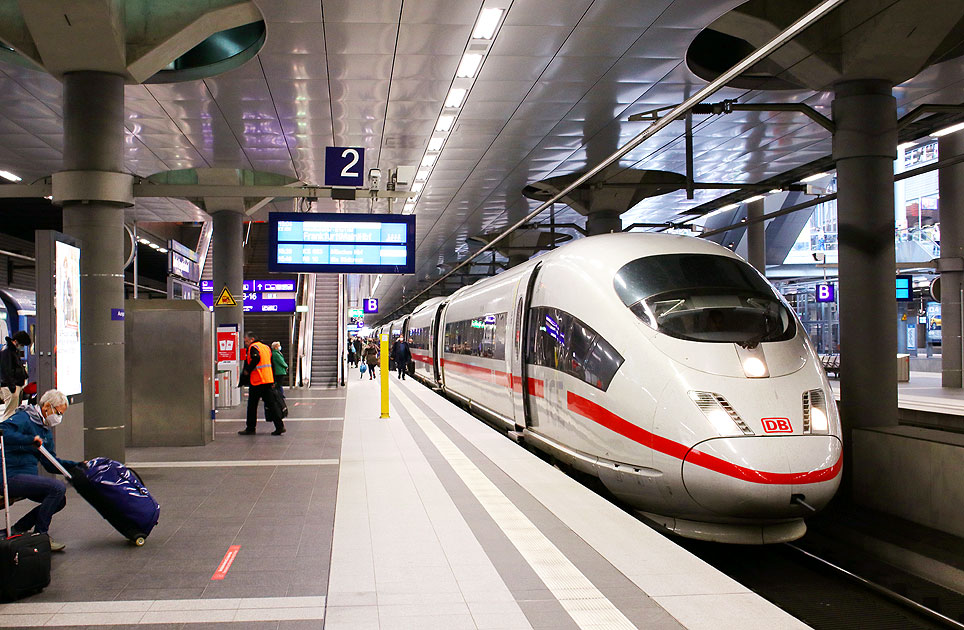 Ein ICE der Baureihe 403 in Berlin Hbf