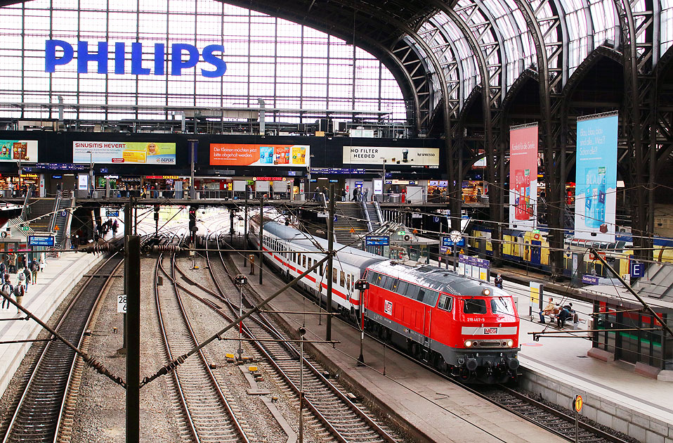 Die 218 467-9 der MEG in Hamburg Hbf mit einem IC aus Burg auf Fehmarn