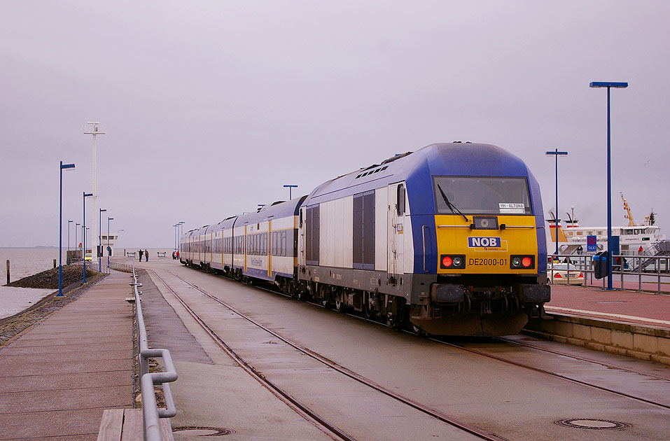 Ein NOB-Zug nach Hamburg-Altona in Dagebüll Mole