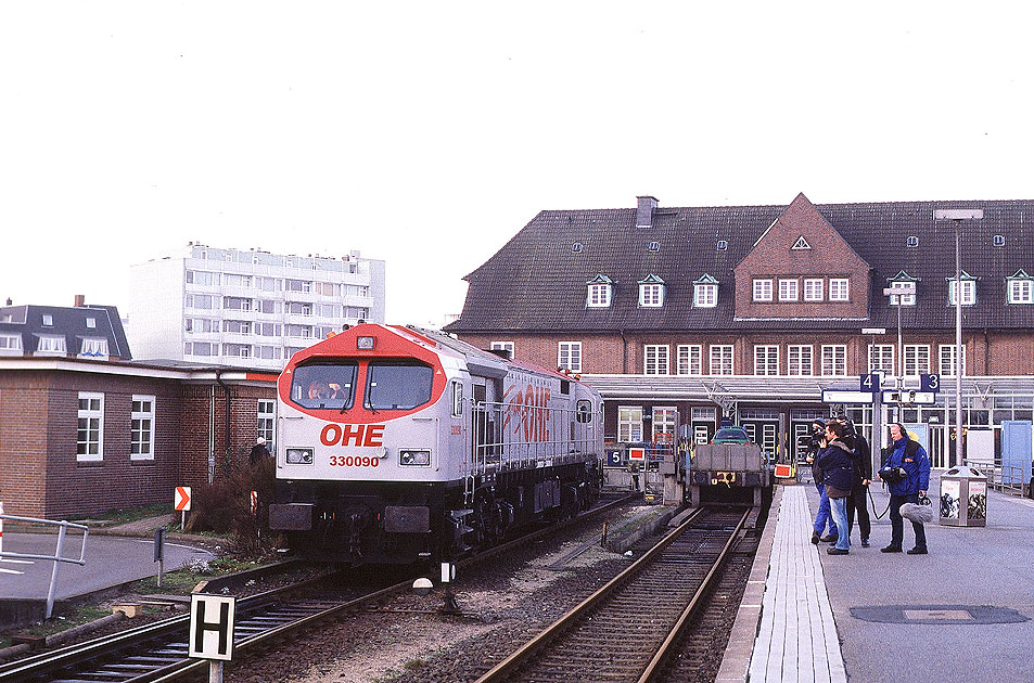 Der OHE Blue Tiger Lok 330090 in Westerland auf Sylt