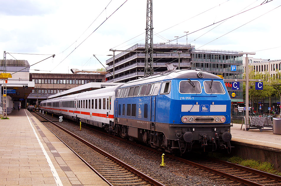 Eine Press 218 mit einem IC von Hamburg-Altona nach Westerland auf Sylt