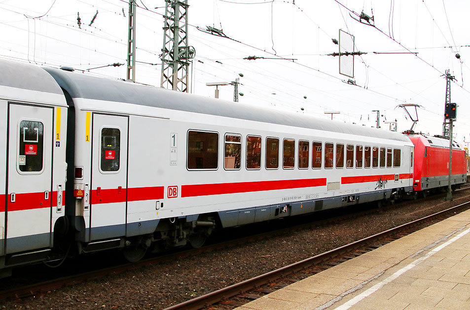Ein IC-Wagen der Apmmz 126.1 mit der Nummer 61 80 18-90 190-9 im Bahnhof Hamburg-Altona