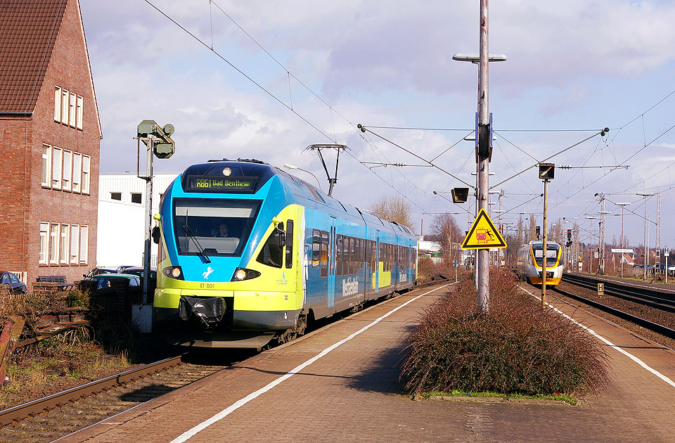 Ein Flirt der Westfalenbahn im Bahnhof Bünde