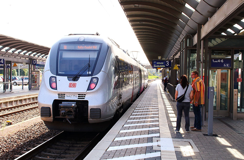 Eine S-Bahn in Lutherstadt Wittenberg Hbf