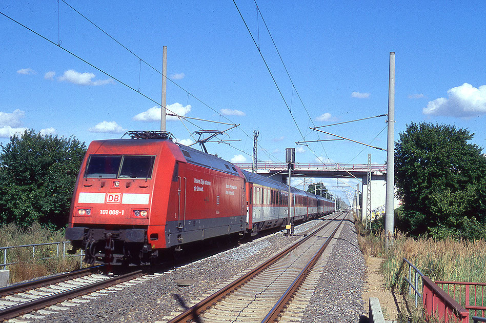 Ein EC im Bahnhof Pritzier an der Hauptstrecke Hamburg - Berlin