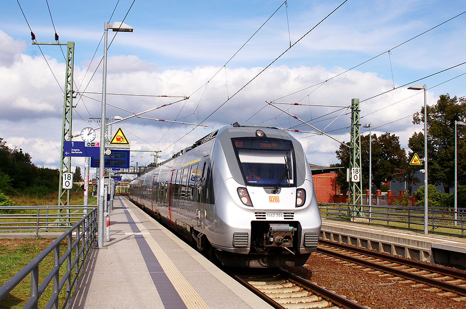 Ein Triebwagen der Baureihe 442 im Bahnhof Roßlau (Elbe)