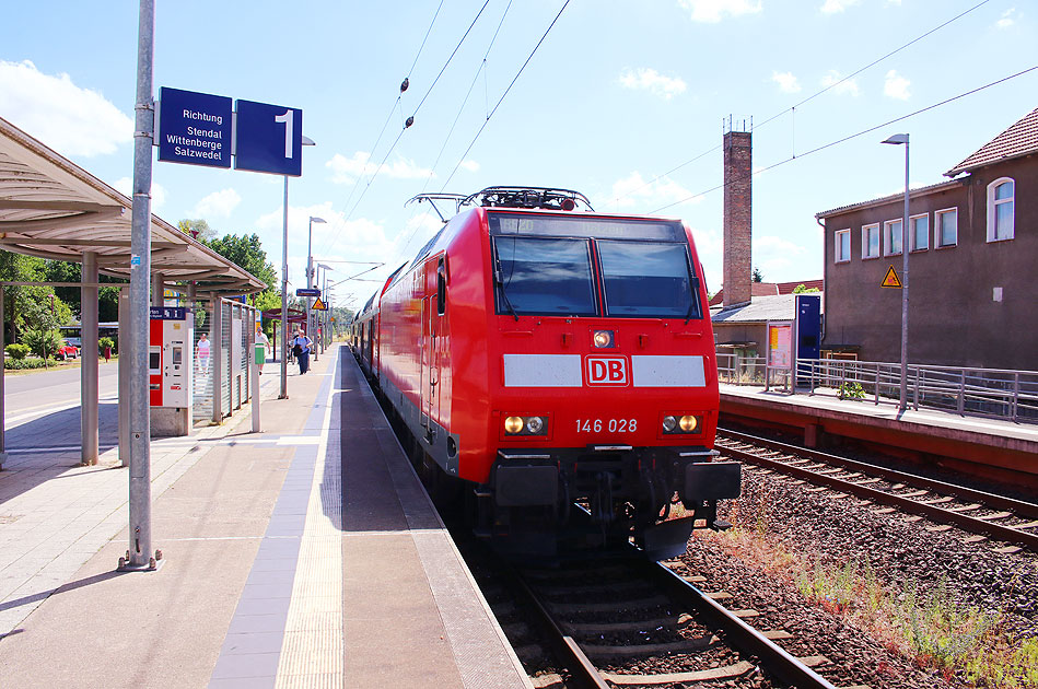 Die 146 028 im Bahnhof Tangerhütte mit einem RE von Magdeburg Hbf nach Uelzen