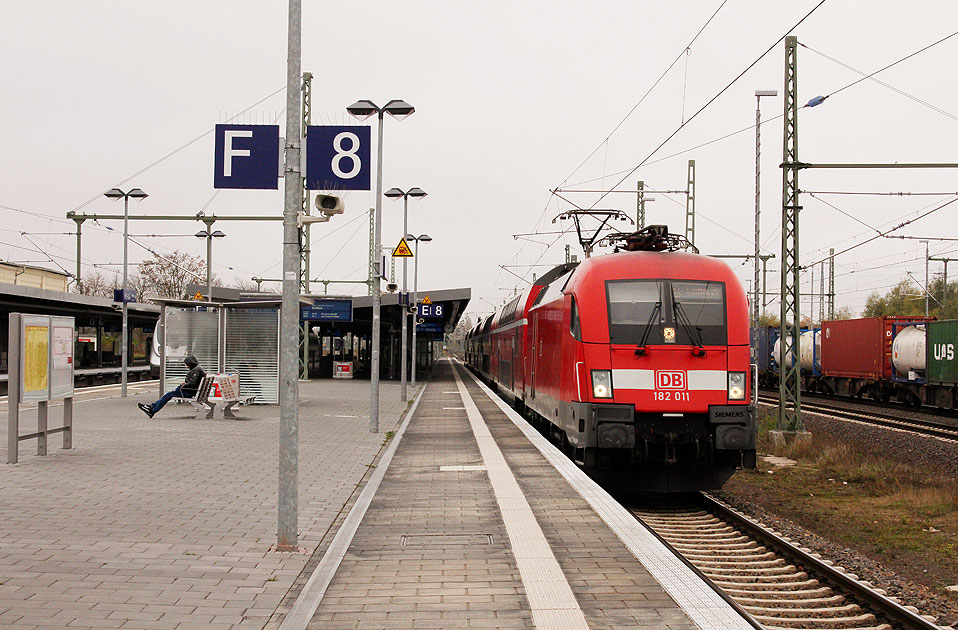 Die 182 011 in Magdeburg Hbf