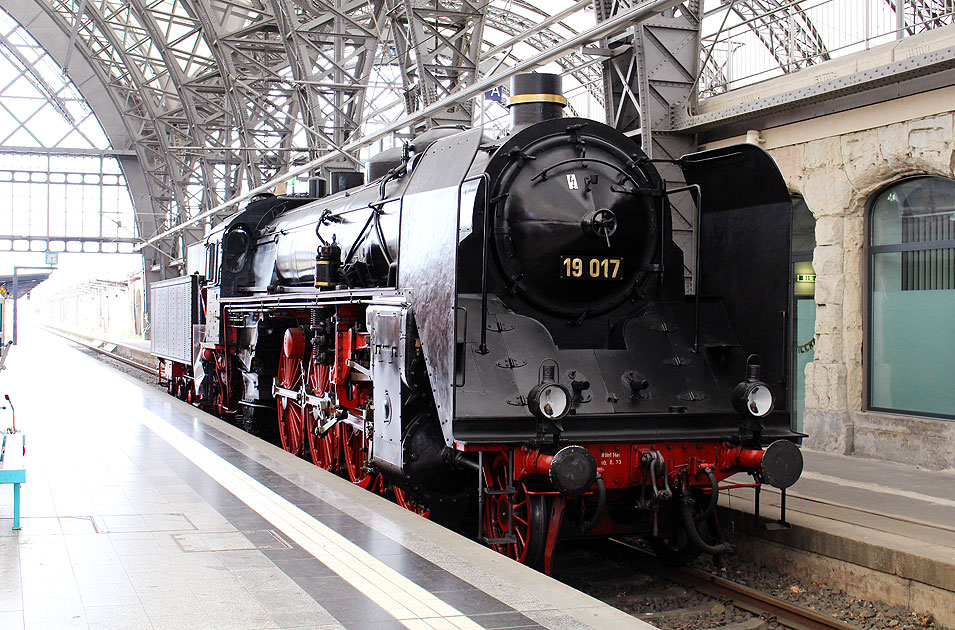 Die Dampflok 19 017 der Sachsenstolz in Dresden Hbf