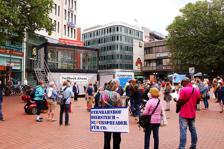 Eine Demo vom Prellbock Altona gegen die Verlegung vom Bahnhof Altona