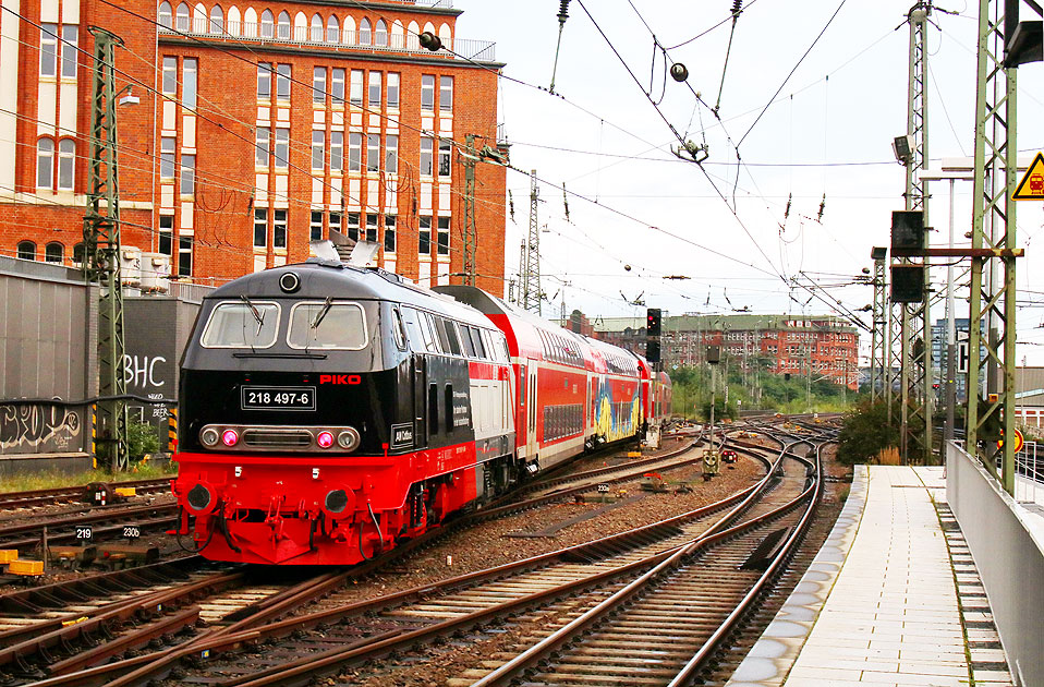 Die Piko / Märklin-Werbelok 218 497-6 in Hamburg Hbf