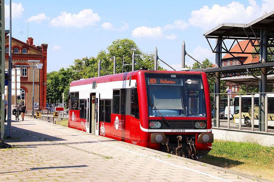 Der HANS LVT-S 672 919 im Bahnof Stendal