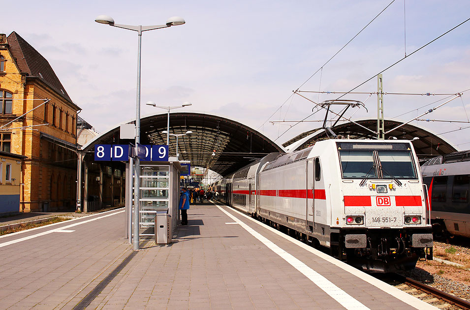 Eine Lok der Baureihe 146 in Halle (Saale) Hbf mit einem IC