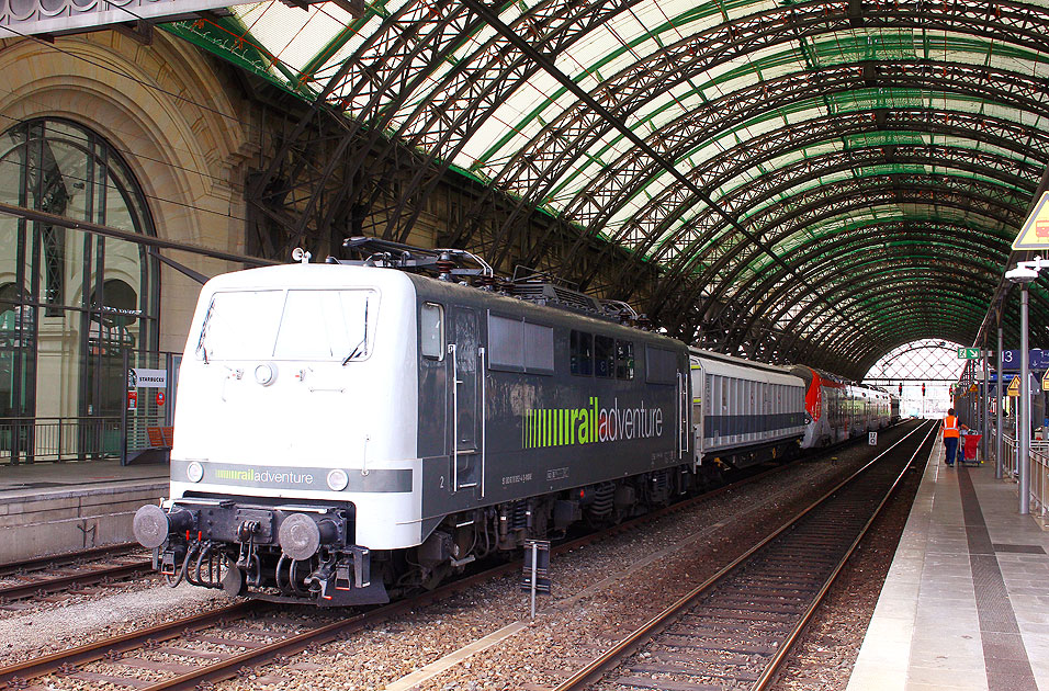 Die Railadventure 111 082-4 mit einem französischen Akkutriebwagen