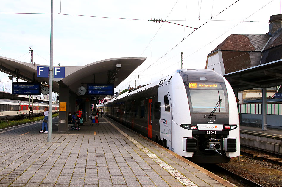 Ein RRX Triebwagen in Koblenz Hbf