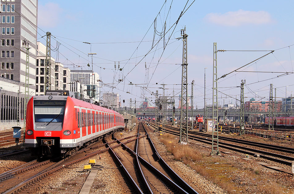 Die S-Bahn in München am Bahnhof Donnersberger Brücke