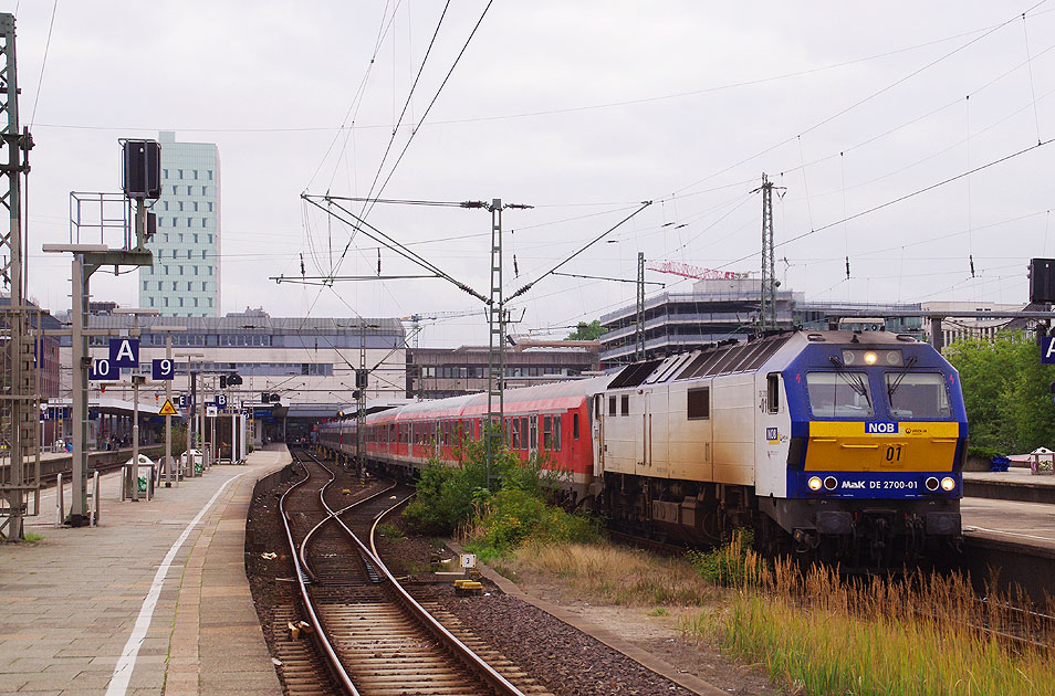 NOB Lok DE 2700-01 im Bahnhof Hamburg-Altona
