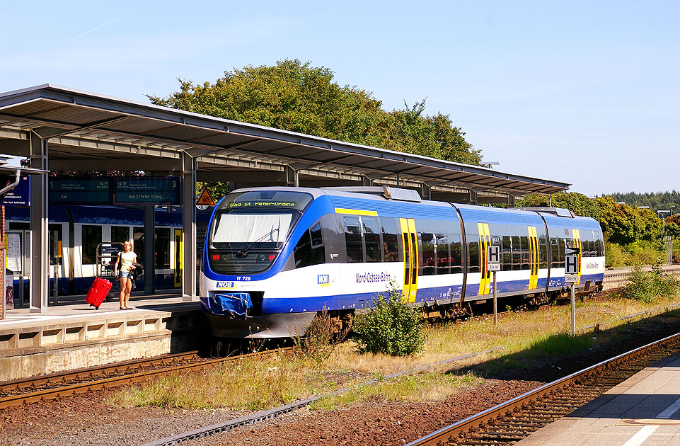 Ein NOB Triebwagen im Bahnhof Husum