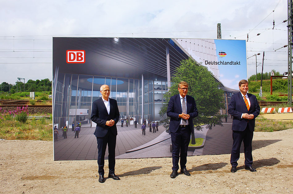 Der erste Spatenstich für den neuen Bahnhof Altona Nord am Diebsteich