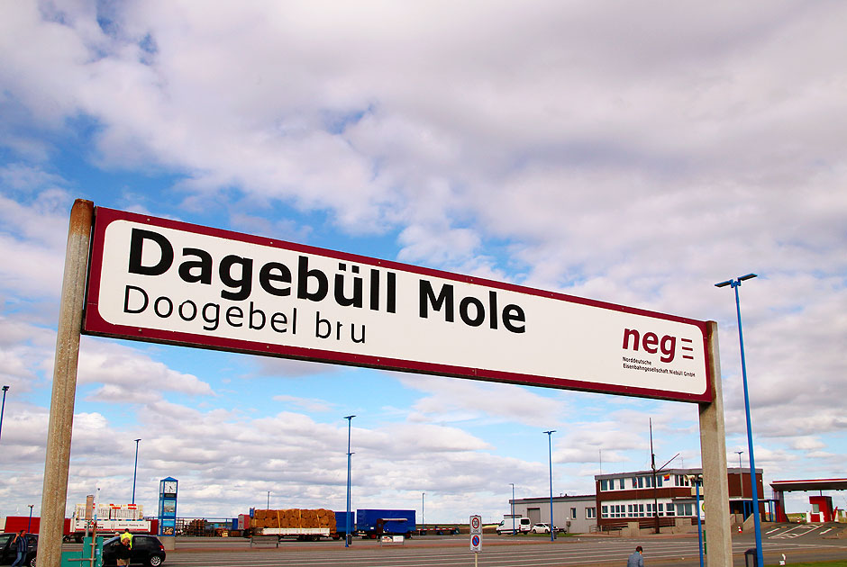 Ein Bahnhofsschild vom Bahnhof Dagebüll Mole