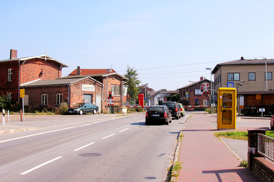 Der Bahnhof Dauenhof an der Hauptstrecke von Hamburg nach Kiel und Flensburg