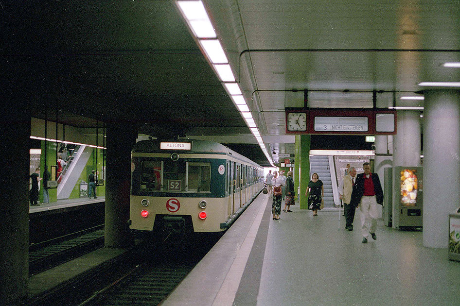 Der 471 062 im Bahnhof Hamburg-Altona