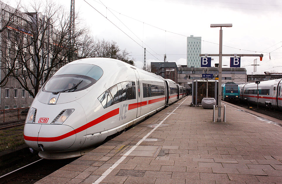 Ein ICE der Baureihe 403 im Bahnhof Hamburg-Altona