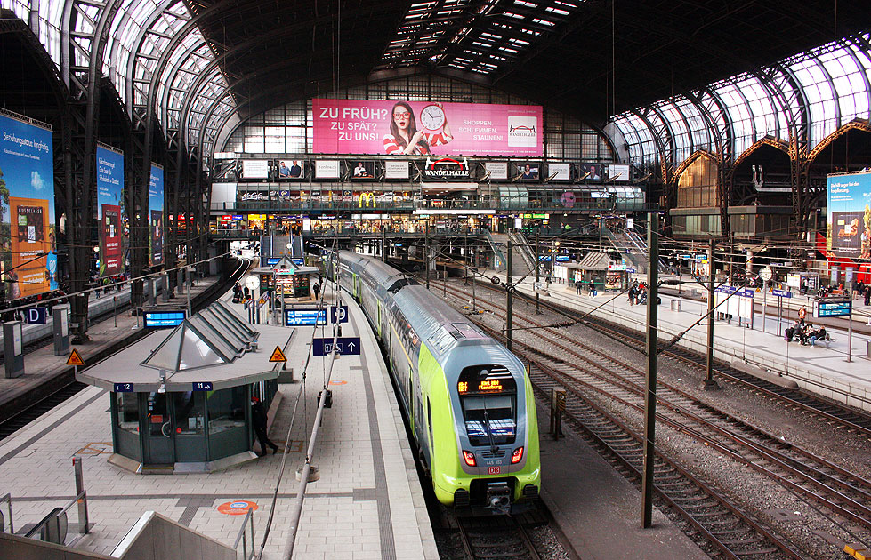 Ein Doppelstocktriebwagen der Baureihe 445 im Hamburger Hbf