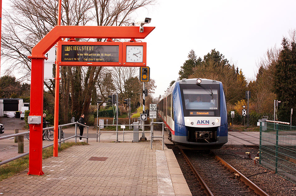 Ein AKN Lint Triebwagen im Bahnhof Quickborn Süd