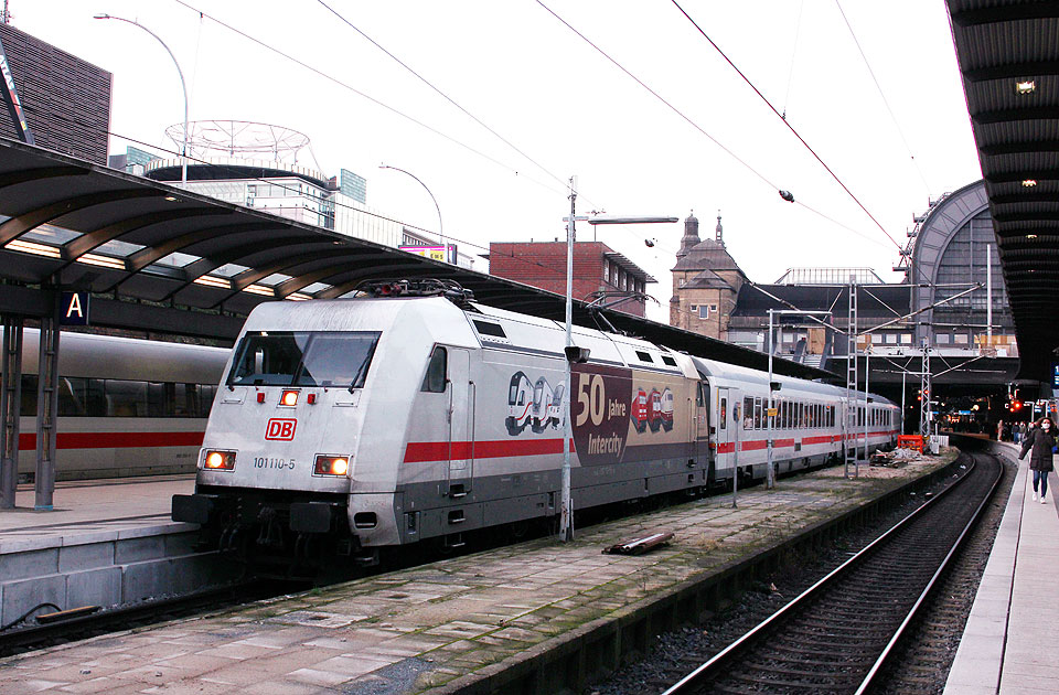 Die Werbelok 101 110-5 mit der Ganzwerbung 50 Jahre IC in Hamburg Hbf