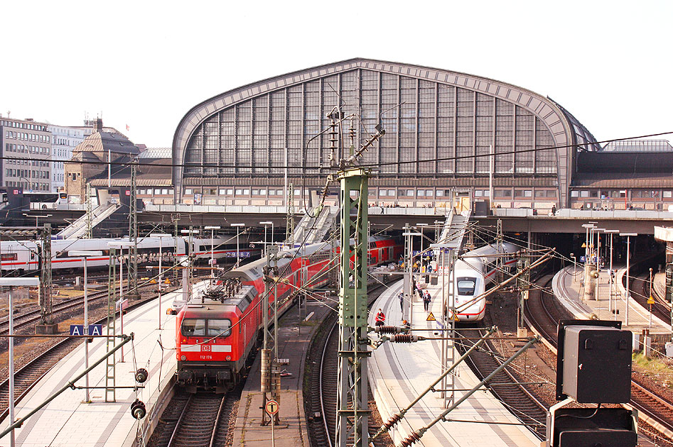 Eine Lok der Baureihe 112 im Hamburger Hauptbahnhof