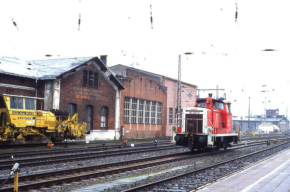 Eine Rangierlok der Baureihe 260 / 360 / 364 vor dem Lokschuppen in Schwerin Hbf und mit der Parole "Es lebe das Lager des Friedens und der Demokratie unter Führung der Großen Sowjetunion"