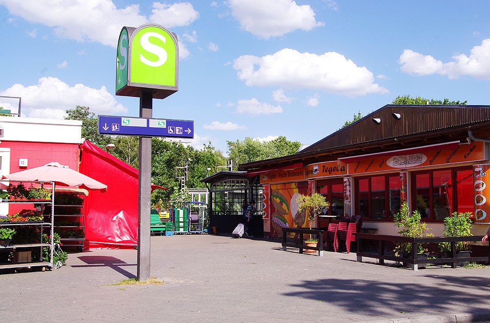 Der Bahnhof Tegel in Berlin von der Berliner S-Bahn