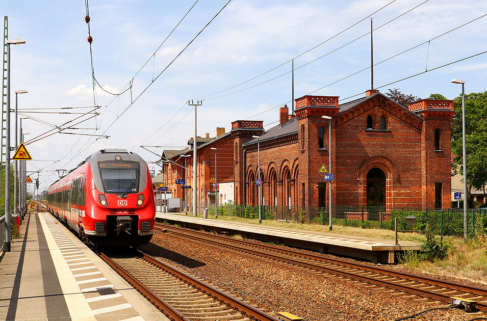 Der Bahnhof Halbe an der Hauptstrecke von Berlin nach Cottbus mit dem Kaiserbahnhof