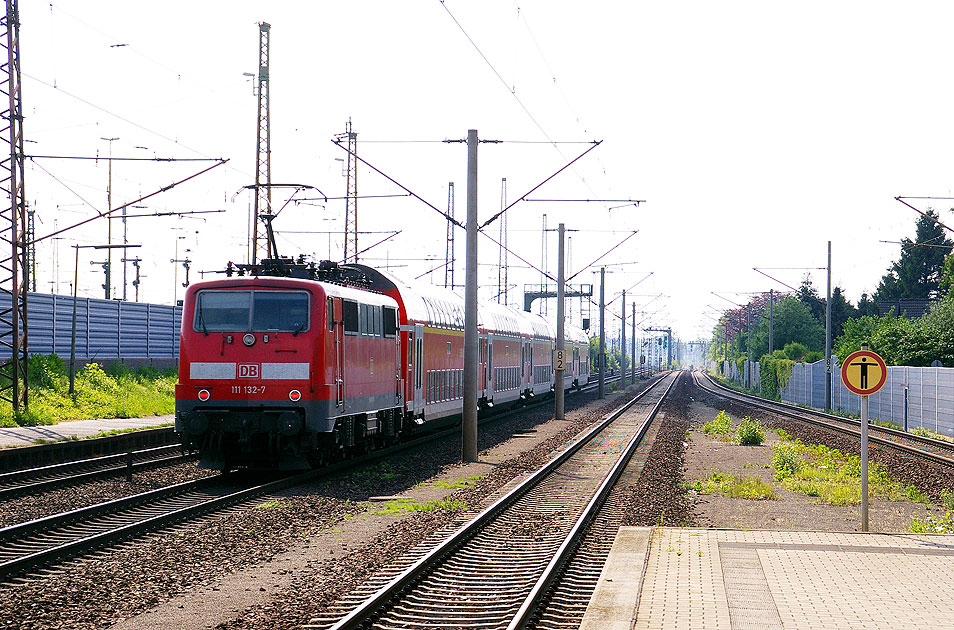 die 111 132-7 mit einem Eilzug am Banhof Letter