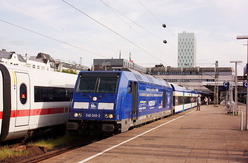 Die Press 246 049-2 im Bahnhof Hamburg-Altona mit einem RE nach Westerland