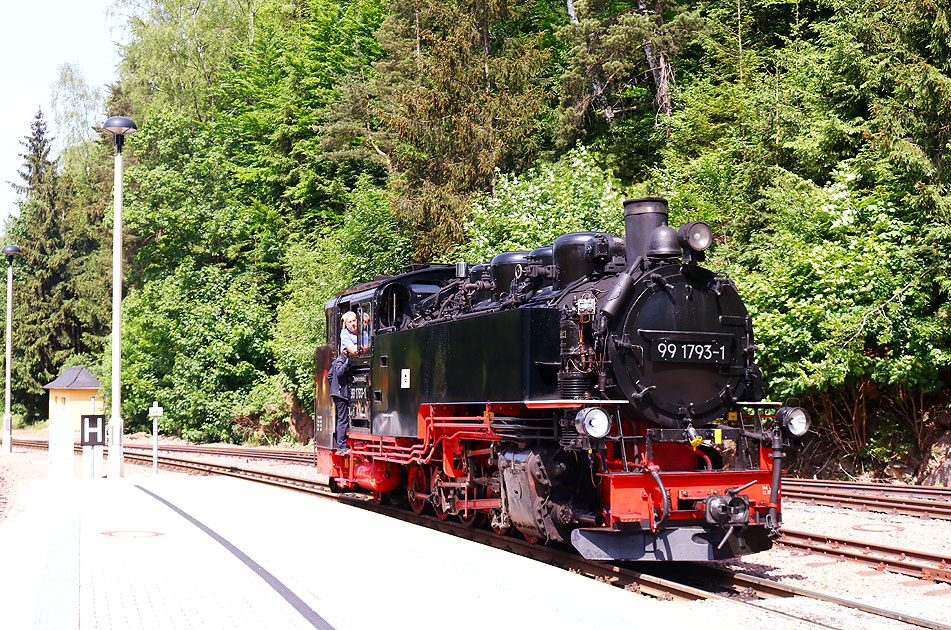 Die Dampflok 99 1793-1 im Bahnhof Kurort Kipsdorf