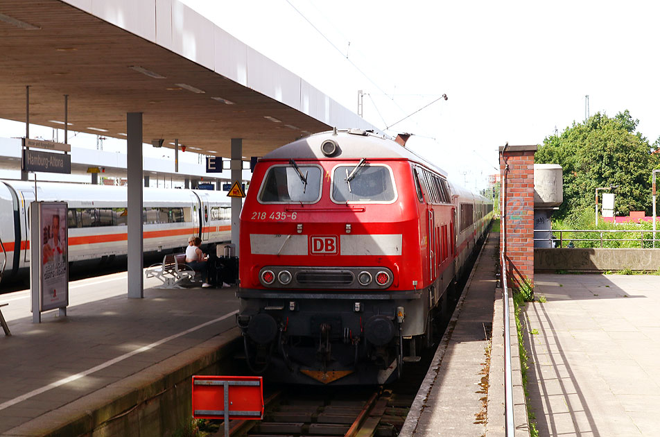 Eine Lok der Baureihe 218 in Hamburg-Altona