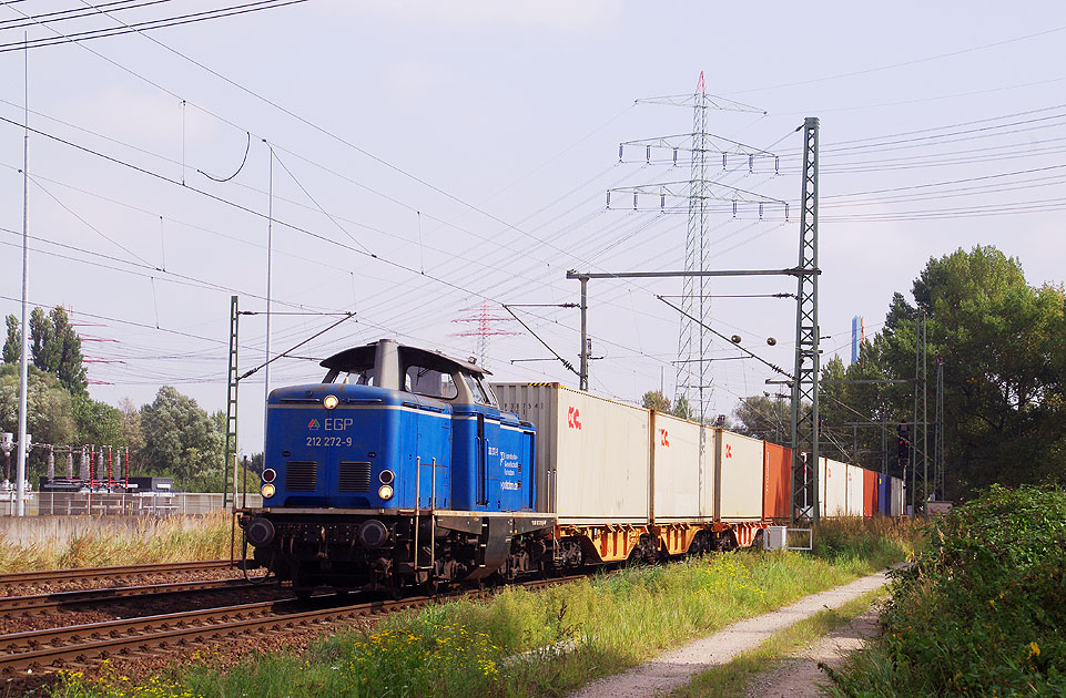 Die EGP 212 272-9 im Hamburger Hafen mit Containern