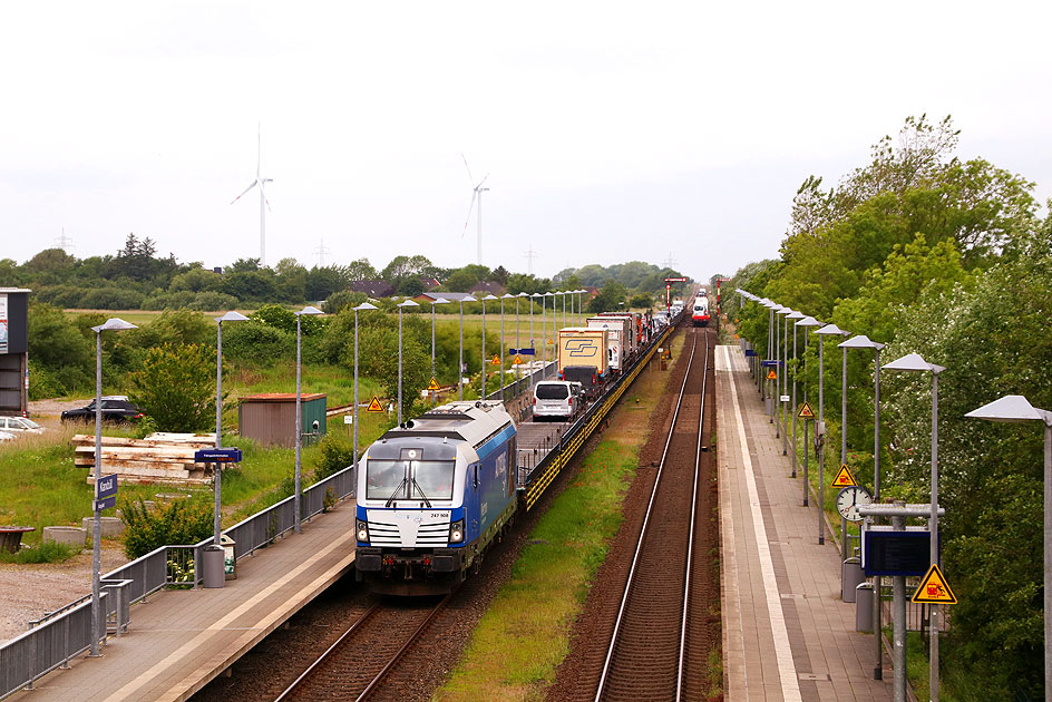 Ein Autozug Sylt im Bahnhof Klanxbüll